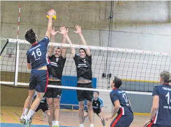  ?? FOTO: EDUARD KESSLER ?? Am Ende haben sich die Volleyball­er der SG MADS Ostalb (schwarzes Trikot) hauchdünn gegen die Mannschaft von Heidelberg-Rohrbach mit 3:2 durchgeset­zt.