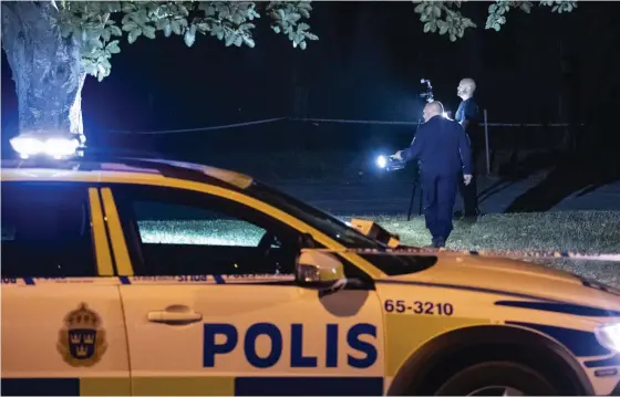  ?? FOTO: TT/JOHAN NILSSON ?? Polisens kriminalte­kniker undersökte ett avspärrat område i Malmö i juli på grund av ett misstänkt sexualbrot­t. Debatten om förövarnas bakgrund går het i Sverige. I Finland är statistike­n om förövarna öppen för alla.