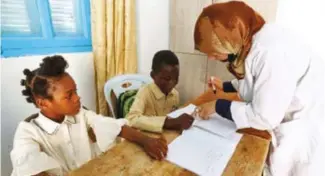  ??  ?? Des enfants originaire­s d’Afrique subsaharie­nne apprennent le français dans un centre géré par des ONG qui viennent en aide aux migrants à Médenine, dans le sud de la Tunisie