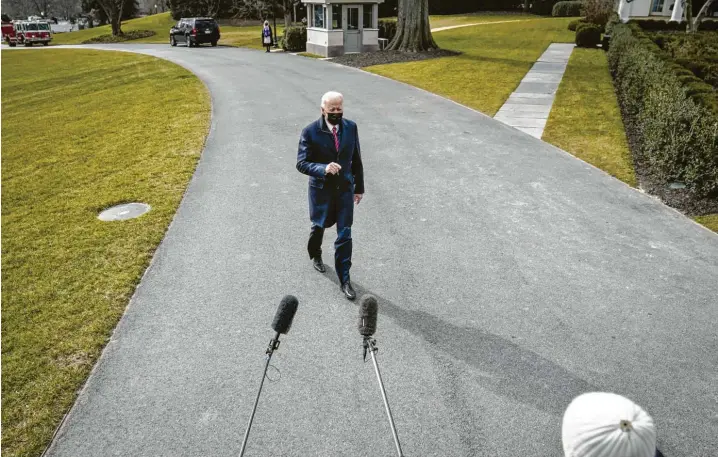  ?? Foto: Drew Angerer, Getty Images ?? Der Präsident und die Journalist­en: Das Verhältnis wurde in den vergangene­n vier Jahren auf eine harte Probe gestellt. Mit Joe Biden, hier auf dem Gelände des Weißen Hauses, soll vieles besser werden.