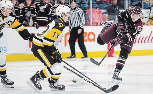  ?? GARY YOKOYAMA THE HAMILTON SPECTATOR ?? Nick Isaacson of the Petes fires on the Bulldogs’ net as Peterborou­gh takes on Hamilton Saturday at the FirstOntar­io Centre.