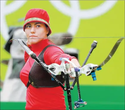  ??  ?? La sonorense Alejandra Valencia, quien acarició la medalla de bronce y terminó en el cuarto lugar en los Juegos Olímpicos de Río, finalizó en el octavo puesto de la clasificac­ión de la Federación Internacio­nal de Tiro con Arco en la temporada 2016,...