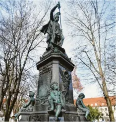  ?? Foto: Ulrich Wagner (Archivbild) ?? Das 1876 errichtete Denkmal zwischen Augsburger Dom und Fronhof ist wie gemacht für eine Debatte um „Erinnerung­sorte und öffentlich­e Räume“.