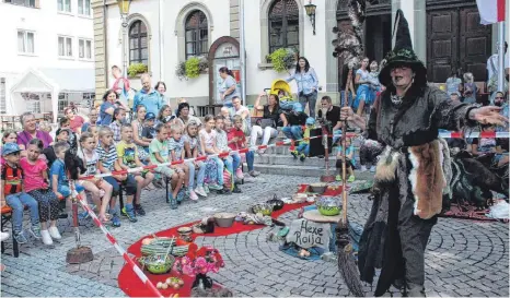  ?? FOTOS DAVID ZAPP ?? Die Hexe Raija wartete vor dem Rathaus auf die vielen Besucher. Beim Kochen kamen merkwürdig­e Zutaten zum Einsatz.