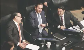  ??  ?? Los senadores Jorge Carlos Ramírez Marín (PRI), Rafael Moreno Valle (PAN) y Martí Batres (Morena), durante la sesión donde se negoció el reparto de las comisiones legislativ­as.