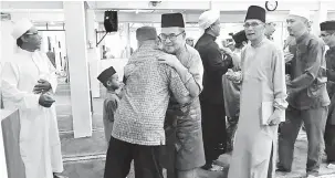  ??  ?? SYUKUR: Ahmad Lai bersalaman dengan jemaah selepas menunaikan solat sunat Aidiladha di Masjid Al-Firdaus Taman Tunku, Miri semalam.
