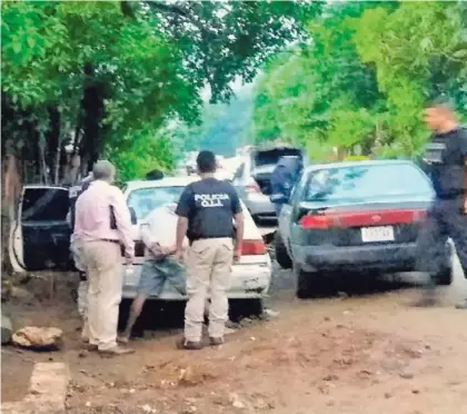  ?? JULIO SEGURA ?? La Policía Judicial realizó 19 allanamien­tos de manera simultánea en al menos tres puntos diferentes de Nicoya, donde esta organizaci­ón de narcotráfi­co tenía controlada la venta de drogas.