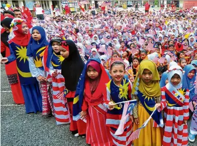  ??  ?? ehati e i a SK Seri Impian students sing patriotic songs.