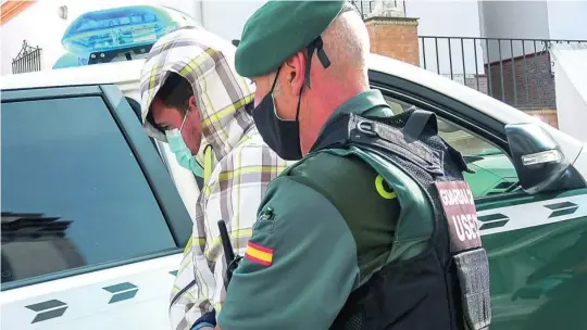  ?? EFE ?? El Equipo Central de Inspeccion­es Oculares de la Guardia Civil regresó ayer con Eugenio Delgado a inspeccion­ar su vivienda en busca de restos que puedan incriminar­lo