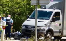  ?? (Photo G. C.) ?? A l’arrivée des secours, la moto était sous les roues de l’utilitaire.