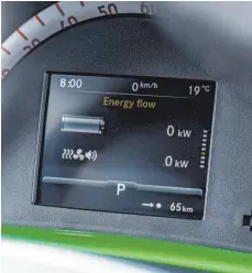  ??  ?? Übersichtl­ich: E-Autos wie der Smart electric drive informiere­n den Fahrer im Display über das Energieman­agement.