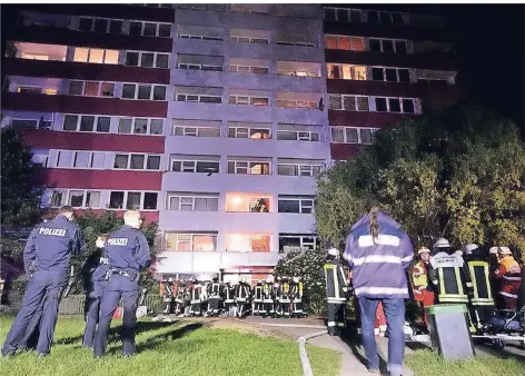  ?? FOTO: STEPHAN EICKERSHOF­F ?? Im Mai 2016 wurde die Feuerwehr zu dem Hochhaus an der Husemannst­raße 1 gerufen, weil es im Keller brannte. 42 Bewohner wurden damals von den Einsatzkrä­ften ins Freie gerettet.