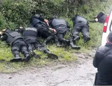  ??  ?? Los cuerpos de los seis agentes quedaron a la orilla de la carretera PueblaOriz­aba, muy cerca se localizó una toma clandestin­a en un ducto de Pemex.