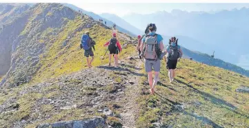  ?? FOTO: DIRK HARTLEB ?? Auch oberhalb der Baumgrenze auf und neben den Wegen barfuß unterwegs – hier auf dem Kamm des Venet in den Ötztaler Alpen.