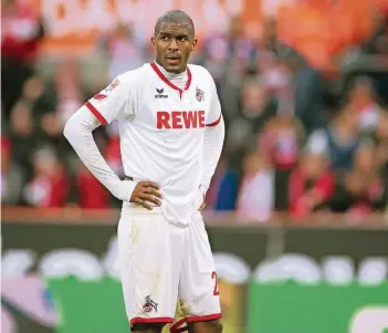  ?? FOTO: DPA ?? Skeptische­r Blick: FC-Stürmer Anthony Modeste mit seinen Händen an der Hüfte im Kölner Trikot.