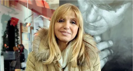  ??  ?? Cantante Dori Ghezzi ha esordito a vent’anni in un concorso per giovani artisti iscritta dallo zio Piero. Il successo l’anno dopo con una canzone per il film Vivere per Vivere di Claude Lelouch, e soprattutt­o con Casatschok. Dopo la morte di De Andrè, Dori Ghezzi si è occupata della Fondazione dedicata a valorizzaz­ione il patrimonio culturale del cantautore