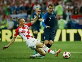  ??  ?? Le  juillet , Griezmann et les Bleus avaient donné la leçon à la Croatie de Vida (-) en finale du Mondial. Ce soir encore ? (Photo AFP)