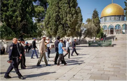  ?? (Sliman Khader/Flash90) ?? JEWS VISIT the Temple Mount. A total of 2,593 did so this Passover, according to activists.