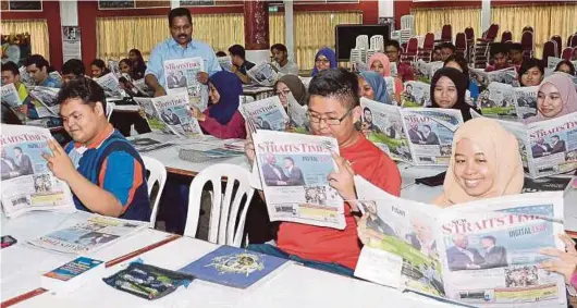  ??  ?? NIE specialist Vincent D’Silva with participan­ts during the NST-NIE workshop at Universiti Teknologi Malaysia in Johor Baru.