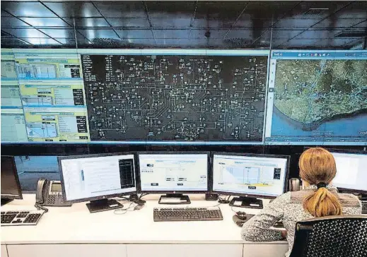  ?? FOTO: ARCHIVO AIGÜES DE BARCELONA ?? Desde el Centro de Control Operativo de Aigües de Barcelona, ubicado en su sede de Collblanc, se coordinan las distintas acciones del Pla85 para localizar y solucionar fugas en la red