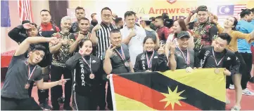  ??  ?? Dominic (fourth left) and Sasa advisor Datuk Seri Teng Chi Lik (fifth left) celebrate with the Sarawak team and supporters.
