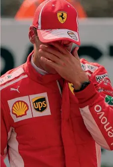  ?? LAPRESSE ?? Sebastian Vettel, 31 anni, sconsolato. A destra il pilota tedesco controlla il fondo della macchina dopo l’errore dei meccanici nel sollevarla per montare le gomme intermedie