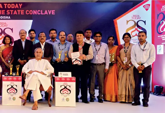  ?? Photograph­s by SUBIR HALDER ?? STARS OF THE EAST Odisha Chief Minister Naveen Patnaik, India Today Editor-in-Chief Aroon Purie (in front row) and India Today Group Editorial Director Raj Chengappa (behind the CM) with the award winners in Bhubaneswa­r