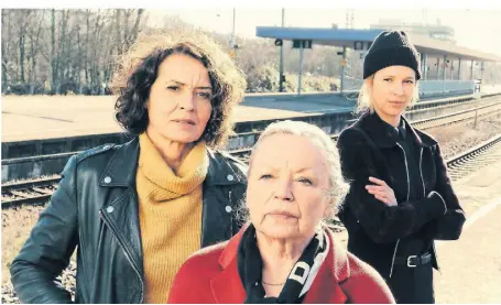  ?? FOTO: SWR ?? Drei Frauen gegen das Böse: Lena Odenthal (Ulrike Folkerts, v. l.), ihre zu Besuch gekommene Tante Nikola (Ursula Werner) und Johanna Stern (Lisa Bitter).