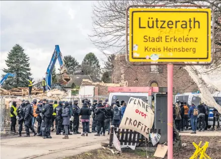  ??  ?? Proteste im Januar für den brÜalt der von der KoÜleförde­rung bedroÜten Dörfer