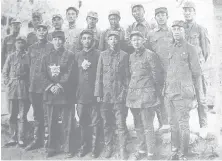  ??  ?? 1948年2月25日，国民党暂编五十八师起­义后，师长王家善（前排左一）与部分官兵合影