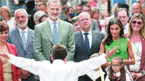  ?? EFE ?? El Rey Felipe VI y la Reina Letizia fueron recibidos con ovaciones y cantos folclórico­s, ayer, en Las Hurdes