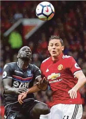  ?? REUTERS PIC ?? Crystal Palace’s Mamadou Sakho (left) and Manchester United’s Nemanja Matic vie for the ball on Saturday.