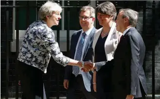  ?? NEIL HALL/REUTERS ?? Sobrevivên­cia. May (E) cumpriment­a líderes do DUP; oposição e vizinhos criticam acordo