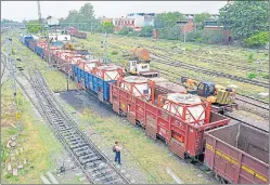  ?? Related story on page 4 SUNIL RAIDAS/HT ?? Ten oxygen tanks arriving in Lucknow from Jamshedpur on Oxygen Express on Tuesday. While four will go to Kanpur, six will be used in Lucknow.