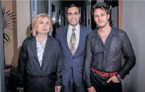  ?? // TANIA SIERIA ?? De izquierda a derecha, Lia Asatian, la viuda de Javier Ruiz, el experto José Luis Cordeiro y Max Olivier