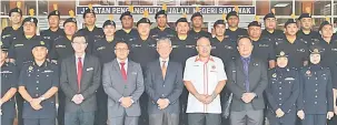  ??  ?? KUNJUNGAN: Kamarudin merakamkan gambar kenangan bersama kakitangan JPJ Sarawak semasa melawat kompleks jabatan itu di Jalan Kuching Serian, semalam.