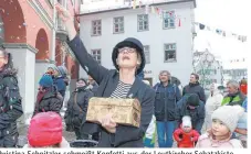  ??  ?? Christina Schnitzler schmeißt Konfetti aus der Leutkirche­r Schatzkist­e.