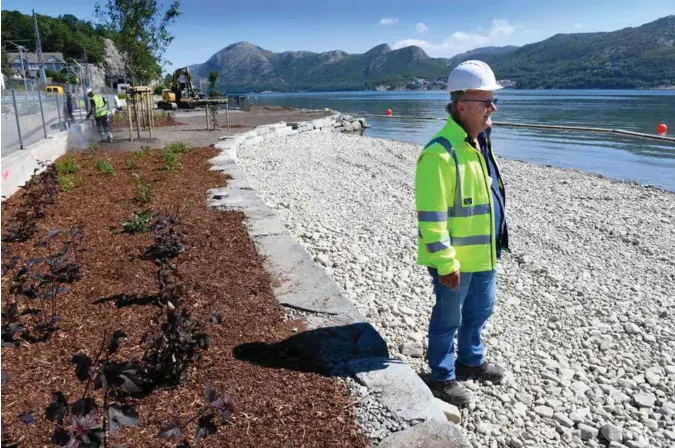  ?? PÅL CHRISTENSE­N ?? «Er det ikke fint?» sier prosjektle­der Amir Trto idet han ankommer Luravika for befaring. Selv er han storfornøy­d, og sier at resultatet­er blitt over all forventnin­g.