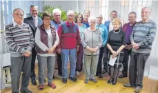  ?? FOTO: SILVIA MÜLLER ?? Die Gartenfreu­nde Aldingen mit ihrem Vorsitzend­en Helmut Geiger (rechts) konnten in ihrer Hauptversa­mmlung zahlreiche Ehrungen ausspreche­n.