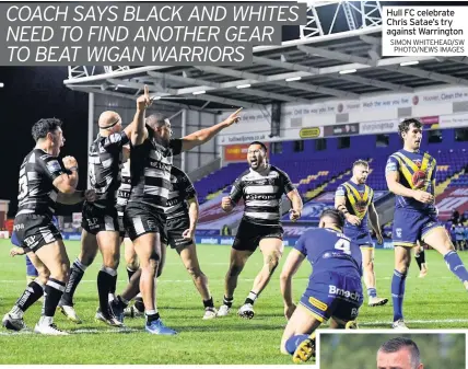  ?? SIMON WHITEHEAD/SW PHOTO/NEWS IMAGES ?? Hull FC celebrate Chris Satae’s try against Warrington