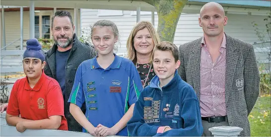  ?? PHOTO / WARREN BUCKLAND ?? Year 7 student Satvir Parmar (left), Hastings Intermedia­te principal Perry Rush, Year 8 student Sophi Ward, Havelock North Intermedia­te principal Julia Beaumont, Year 8 student James Harper and Heretaunga Intermedia­te principal Michael Sisam.