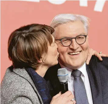  ?? Foto: Rainer Jensen, dpa ?? Zwei, die sich mögen und jetzt vor einer großen Herausford­erung stehen: Frank Walter Steinmeier bekommt am Abend vor der Wahl einen Kuss von seiner Frau Elke Büdenbende­r.