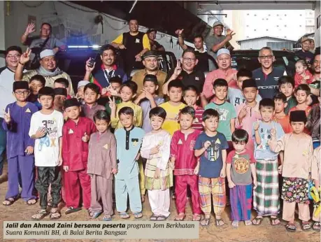  ??  ?? Jalil dan Ahmad Zaini bersama peserta program Jom Berkhatan Suara Komuniti BH, di Balai Berita Bangsar.