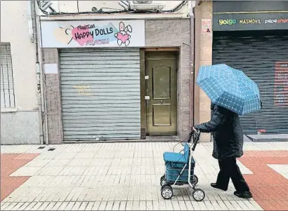  ?? MAYKA NAVARRO ?? Una amiga de Margarida se detiene frente la puerta precintada de la vivienda en el centro de Calella, ayer