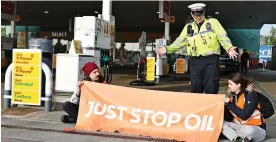  ?? ?? Blockade: Police try to reason with the protesters at Cobham