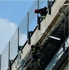  ??  ?? Sospesi nel vuoto Vigili del fuoco impegnati sul ponte Morandi per fissare la struttura(Ansa)