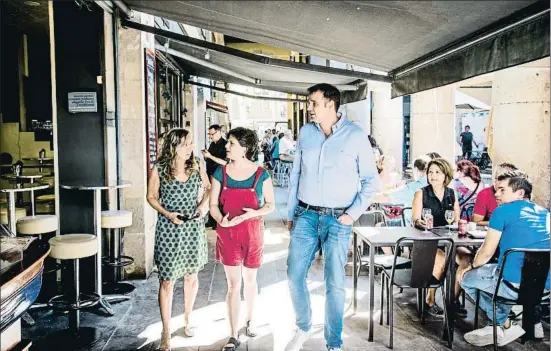  ?? XAVIER CERVERA ?? Una inusual foto de familia. La edil de Ciutat Vella y el director del Gremi de Restauraci­ó aparcan sus diferencia­s y pasean por la Boqueria