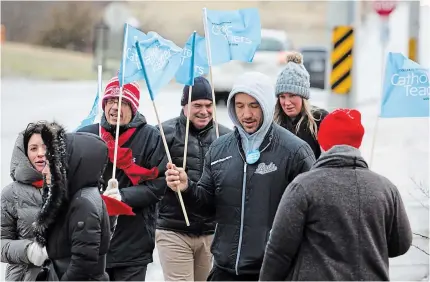  ?? BOB TYMCZYSZYN TORSTAR ?? Teachers hold an informatio­nal picket in front of Denis Morris Catholic High School Thursday.