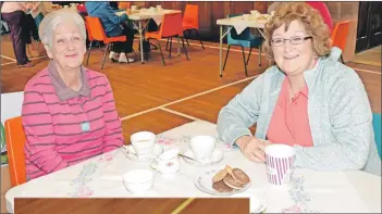  ?? 50_c38macmill­an07 ?? Sisters Morag Johnston and Katie MacKinnon enjoyed a cuppa.