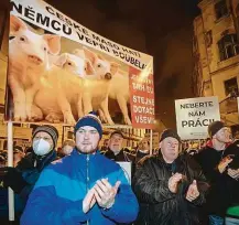  ?? FOTO MAFRA – PETR TOPIČ ?? Protest. Před Úřadem vlády v úterý demonstrov­ali zemědělci proti změnám dotačních plánů, jež určí vyplácení peněz v letech 2023 až 2027. Na dvě tisícovky lidí si přinesly transparen­ty, skandovali „Hanba!“či zvonili zvonci.